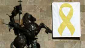 Un lazo amarillo colocado en el Palau de la Generalitat.