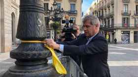 Un concejal del PP quita lazos amarillos de farolas de la plaza de Sant Jaume en Barcelona