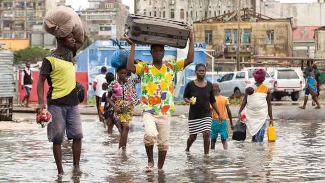 Varios afectados por el ciclón en la ciudad de Beira, Mozambique.
