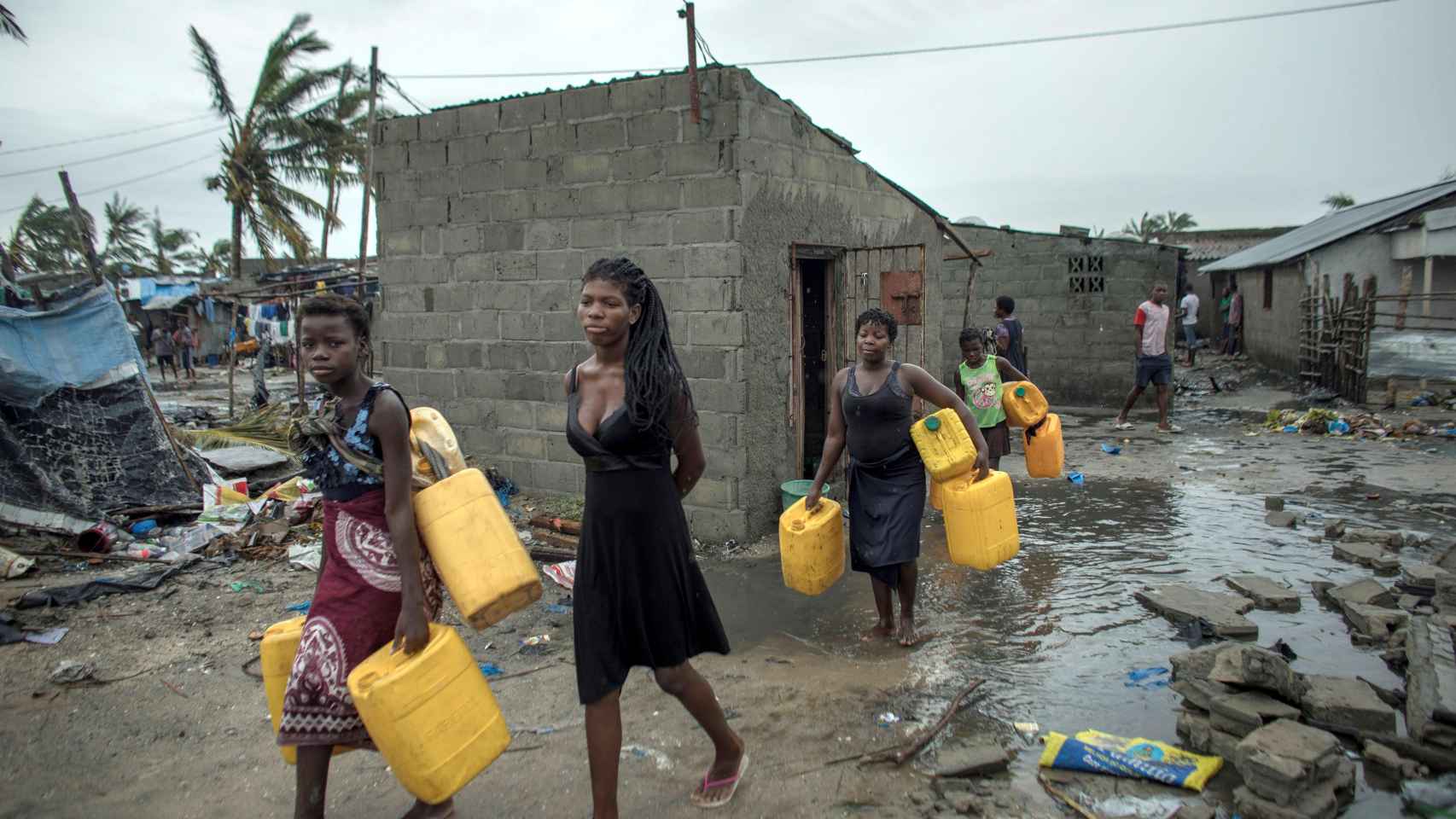 Varias mujeres buscan agua potable tras el paso del ciclón.