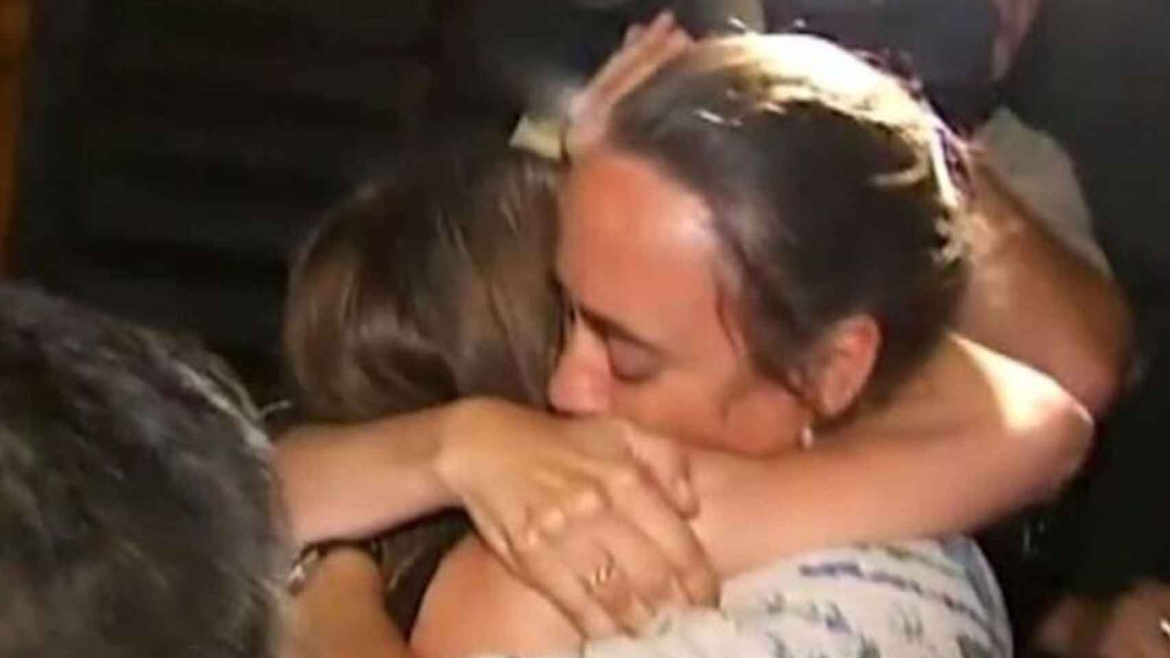 Noemí, la abuela de los niños asesinados en Godella (Valencia), abraza a su hija María, presunta homicida.