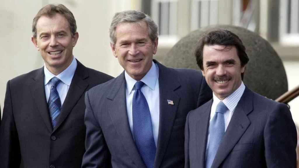Blair, Bush y Aznar, en el aeropuerto de la isla de Terceira, en las Azores