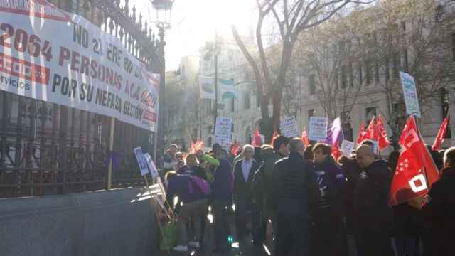 Manifestantes de CCOO durante la junta de accionistas de Dia.