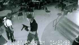 Los autores de la masacre de Columbine en una de las cámaras de seguridad del instituto.