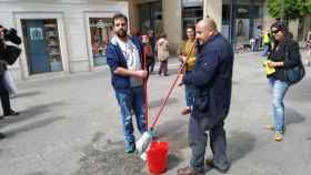 Miembros de Adelante Jerez limpiando la calle en la que estuvieron miembros de Vox este martes.