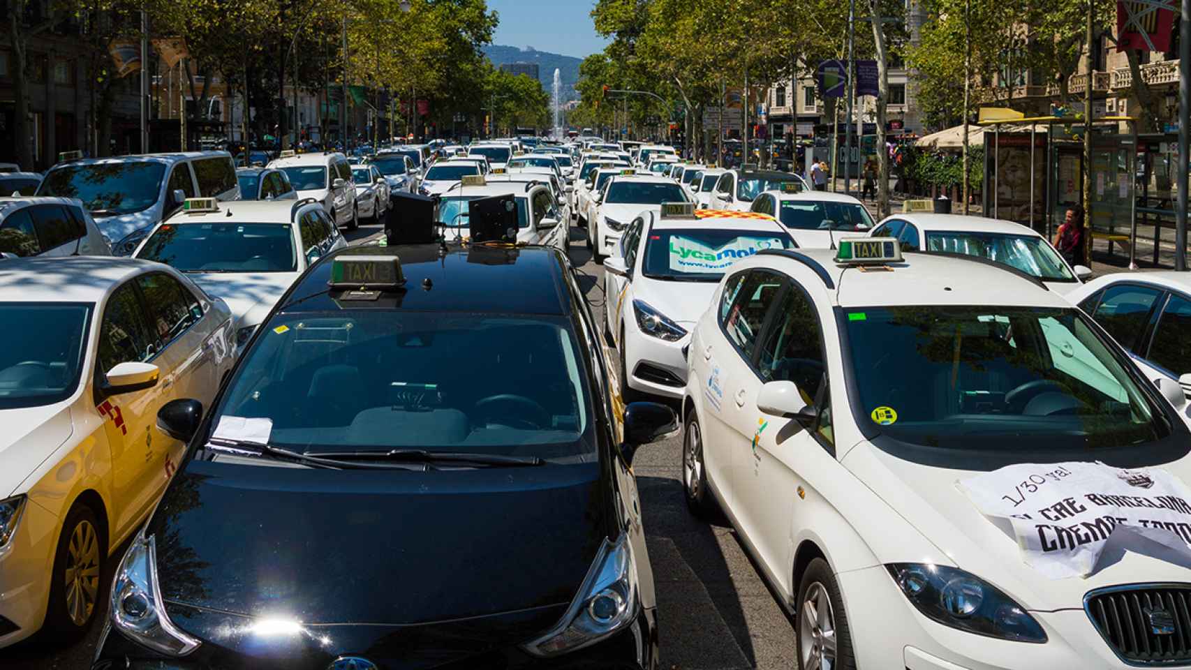 Una concentración de taxistas contra los VTC en Barcelona.