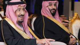 El rey saudí retira responsabilidades y autoridad al príncipe heredero bin Salmán