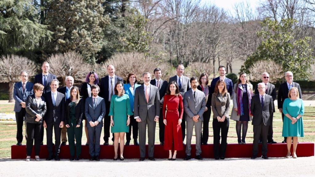 Foto de grupo con los miembros invitados al acto 'Encuentro con la Ciencia: la investigación española del siglo XXI'.