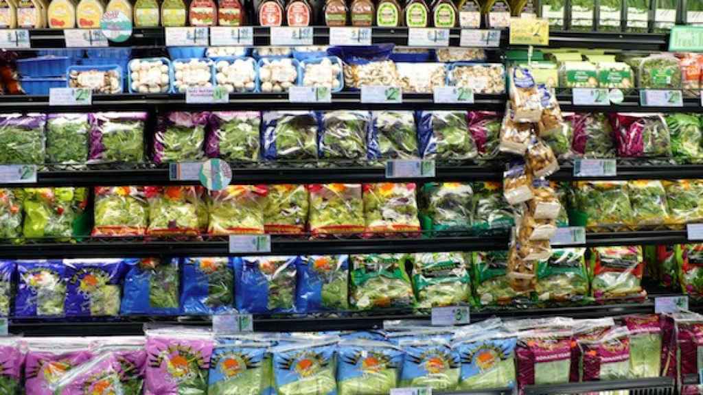 Ensaladas envasadas en un supermercado.