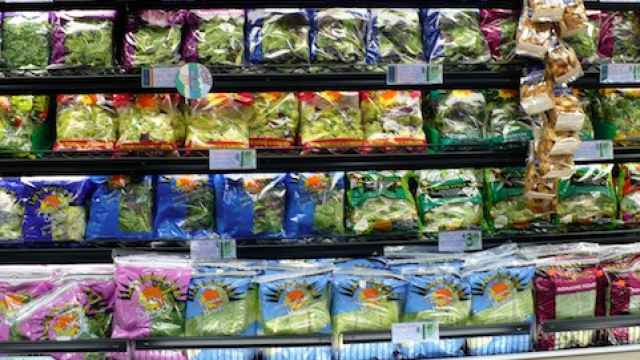 Ensaladas envasadas en un supermercado.
