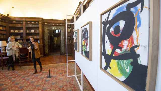 Varias personas contemplan algunas de las obras del artista español Joan Miró (1893-1983) en la embajada española en Roma (Italia).