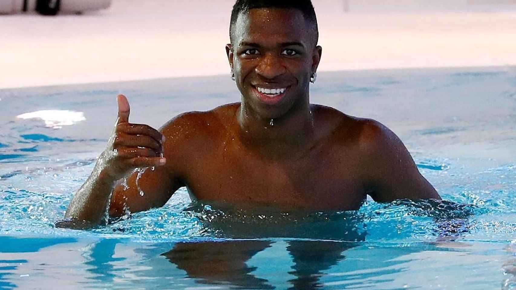 Vinicius Jr., en la piscina durante su proceso de recuperación. Foto: Twitter (@vini11Oficial)