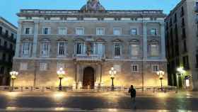 La Generalitat mantiene la pancarta del lazo amarillo en la fachada