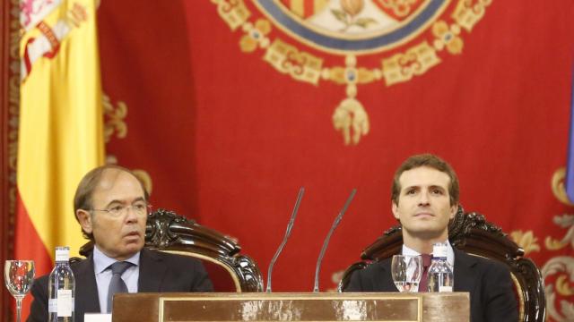 Pío García-Escudero y Pablo Casado en una reunión del Grupo Popular en el Senado.