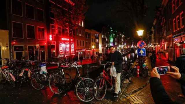 Ámsterdam prohíbe las visitas guiadas a las prostitutas del Barrio Rojo
