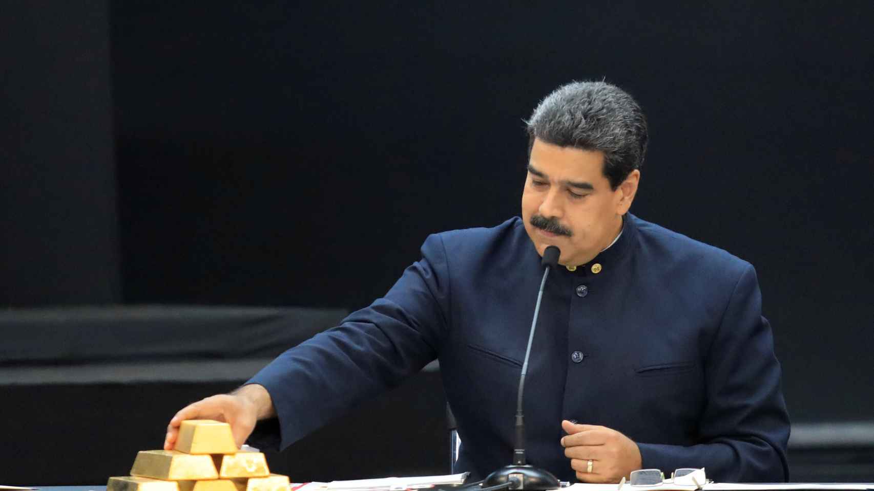 Maduro toca tres lingotes de oro