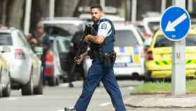 Un policía armado monta guardia después de los tiroteos en Nueva Zelanda.