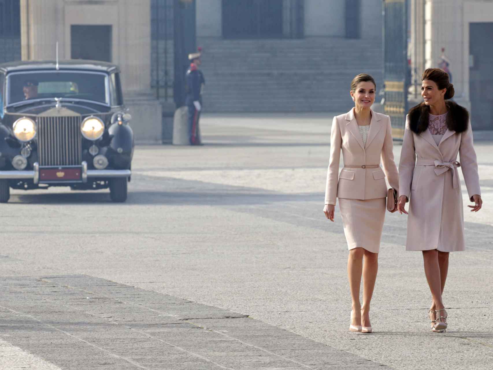 La reina Letizia y Juliana Awada en la Plaza de la Armería del Palacio Real de Madrid.
