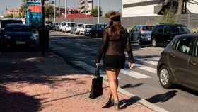Una mujer ejerce la prostitución en el polígono Marconi de Madrid.