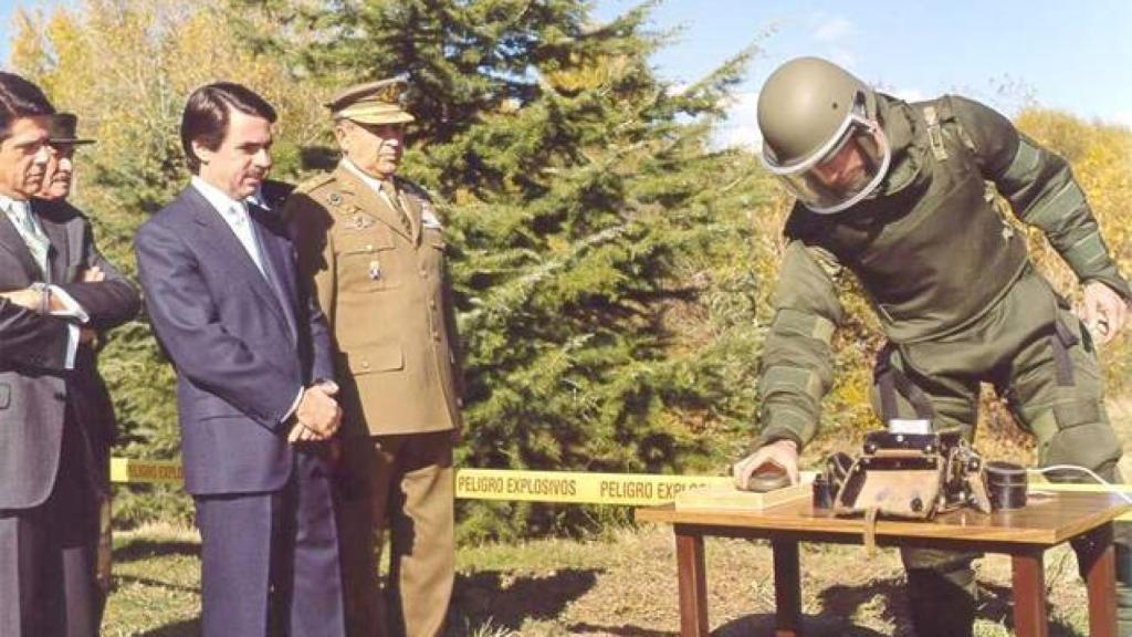 Aguado, desactivando la última mina junto al entonces presidente, José María Aznar, y el ministro de Defensa, Federico Trillo.
