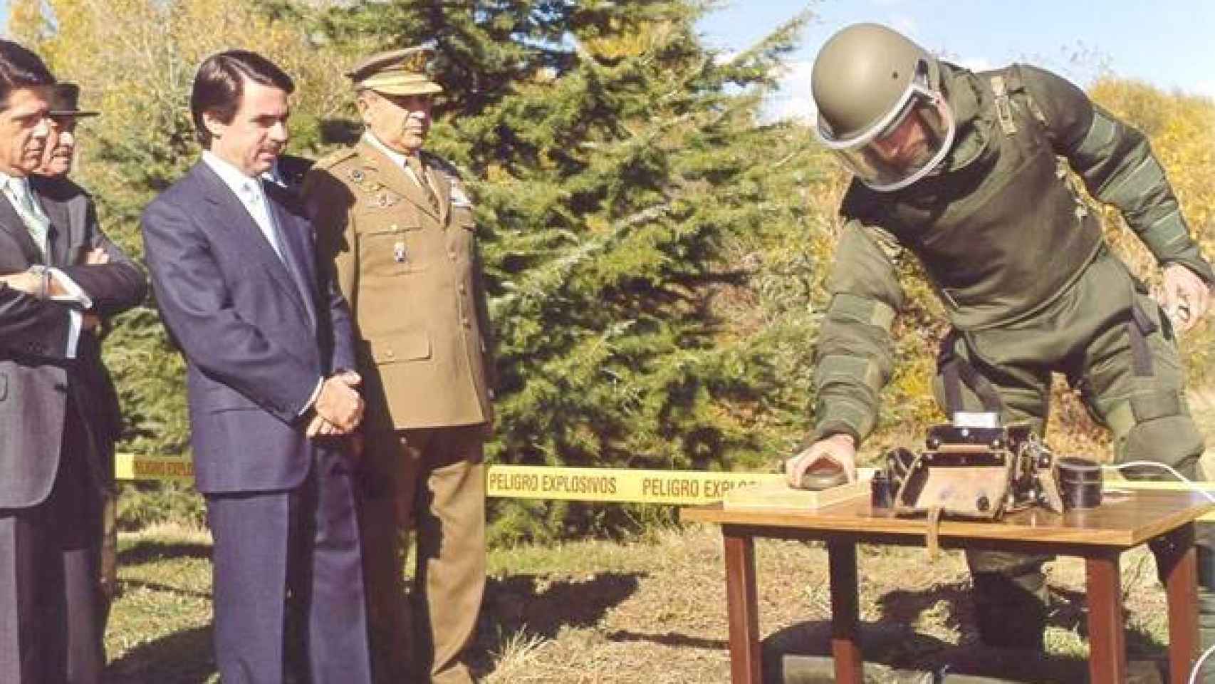 Aguado, desactivando la última mina junto al entonces presidente, José María Aznar, y el ministro de Defensa, Federico Trillo.