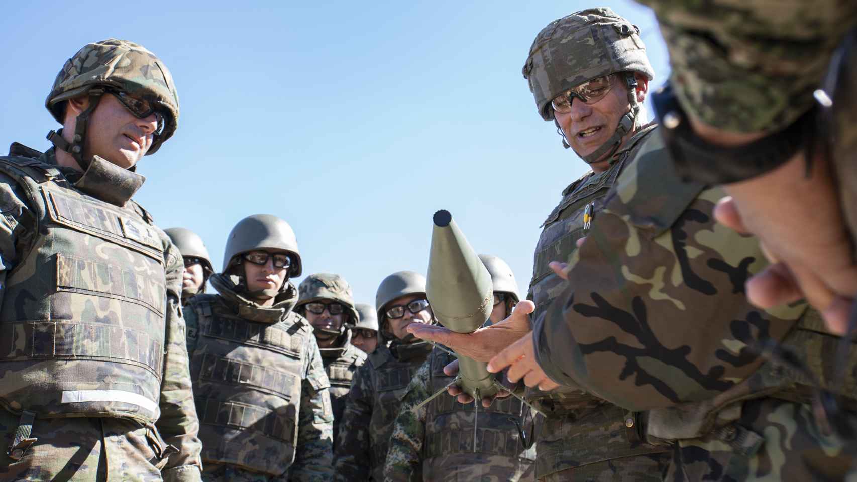 Un brigada, explicando cómo desactivar una granada de un lanzagranadas C90.