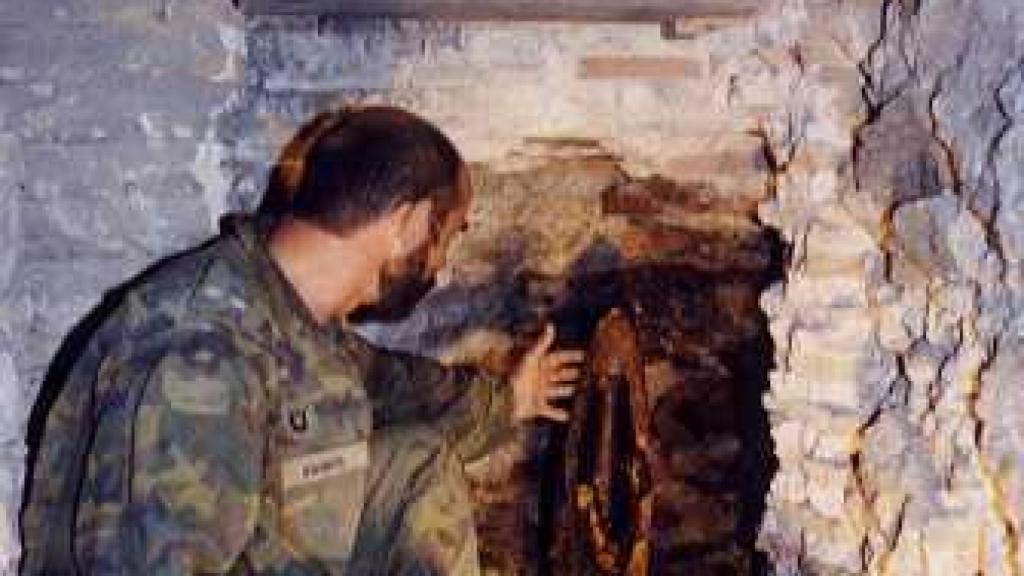 Aguado, junto al proyectil de la Guerra Civil en el Alcázar de Toledo.