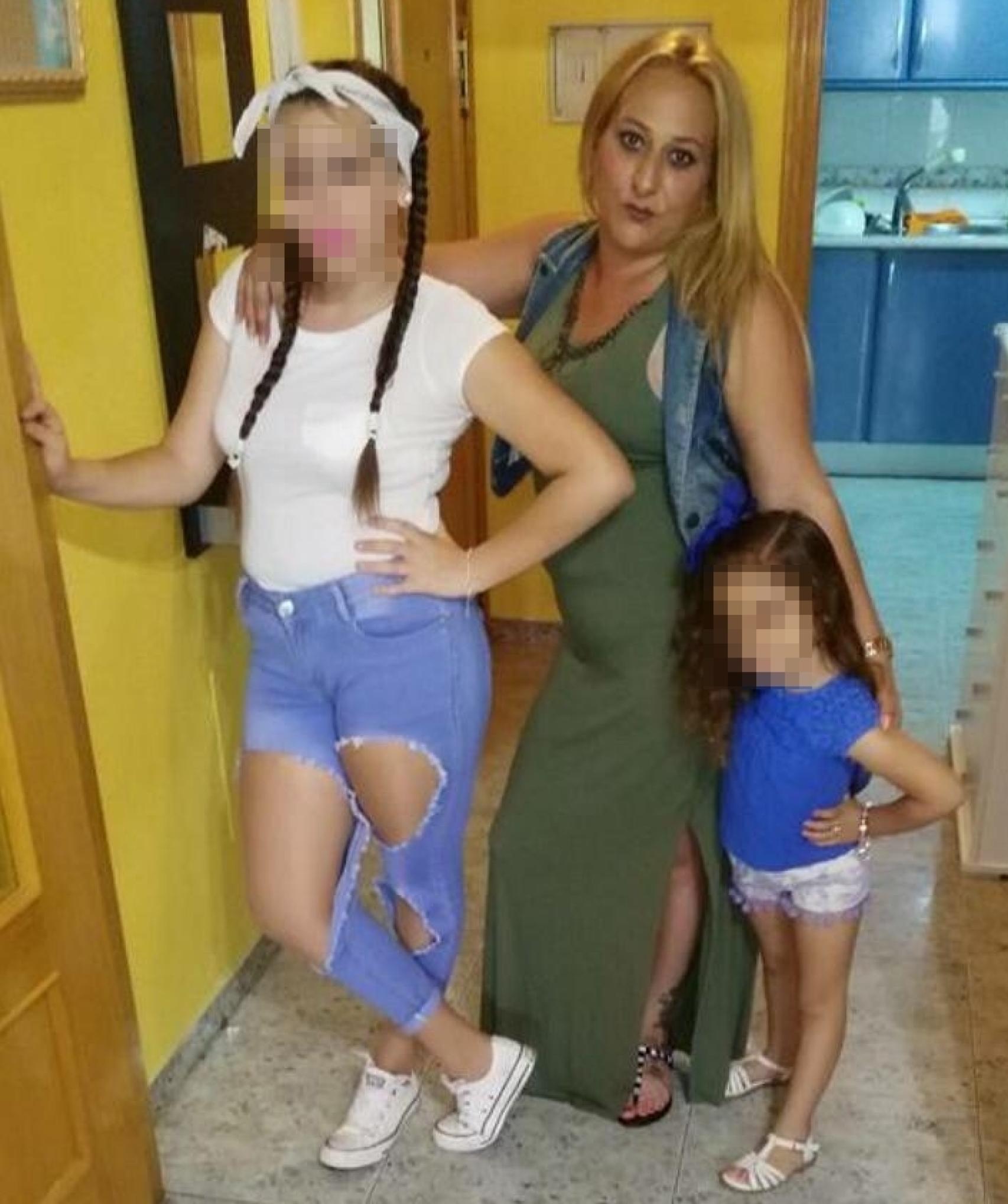 María del Carmen Amador y sus dos hijas.