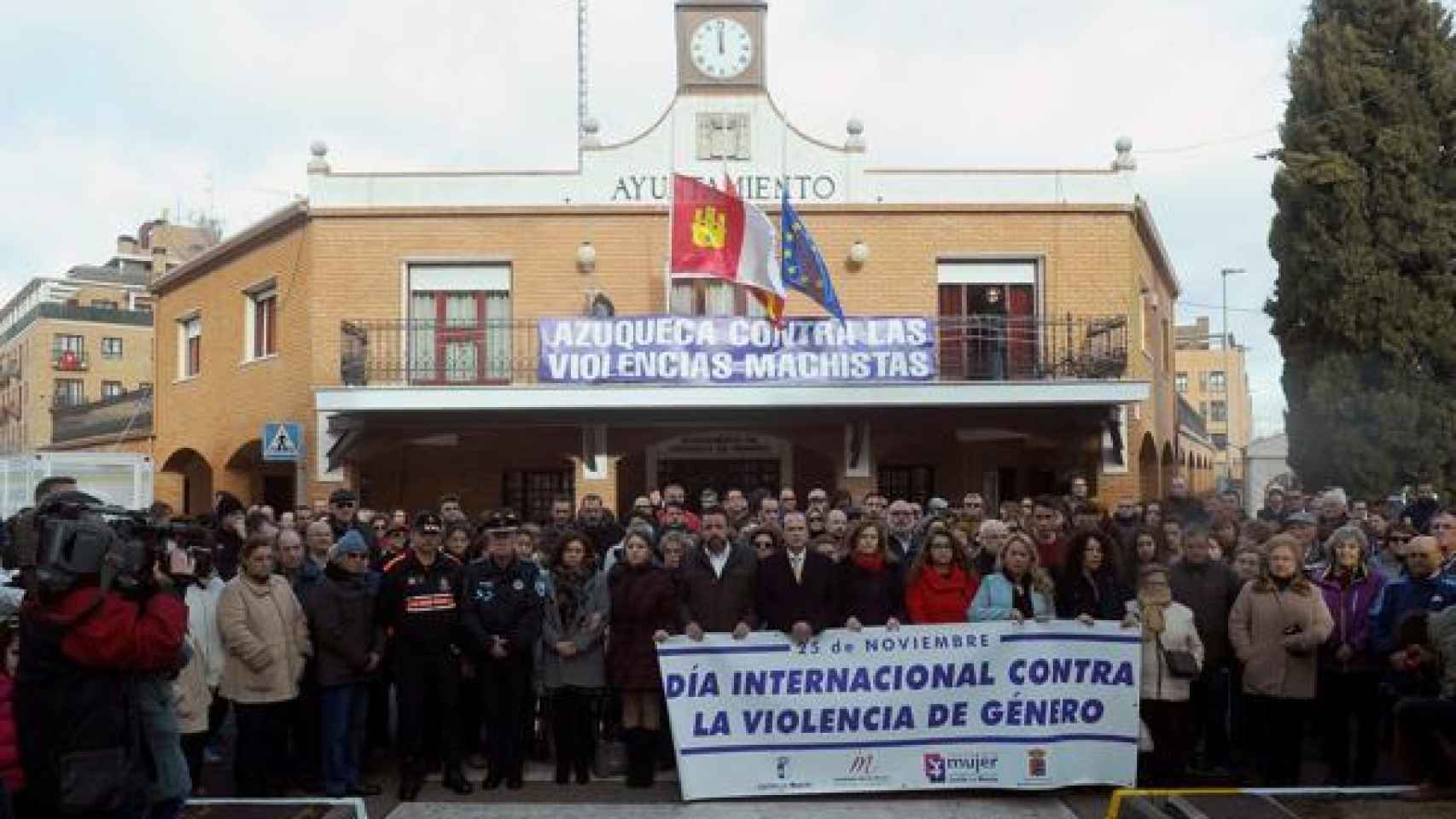 Concentración en el ayuntamiento de Azuqueca contra la violencia de género.