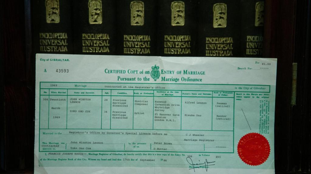 Una copia del certificado de la boda entre Jhon Lennon y Yoko Ono en casa de los Galliano.