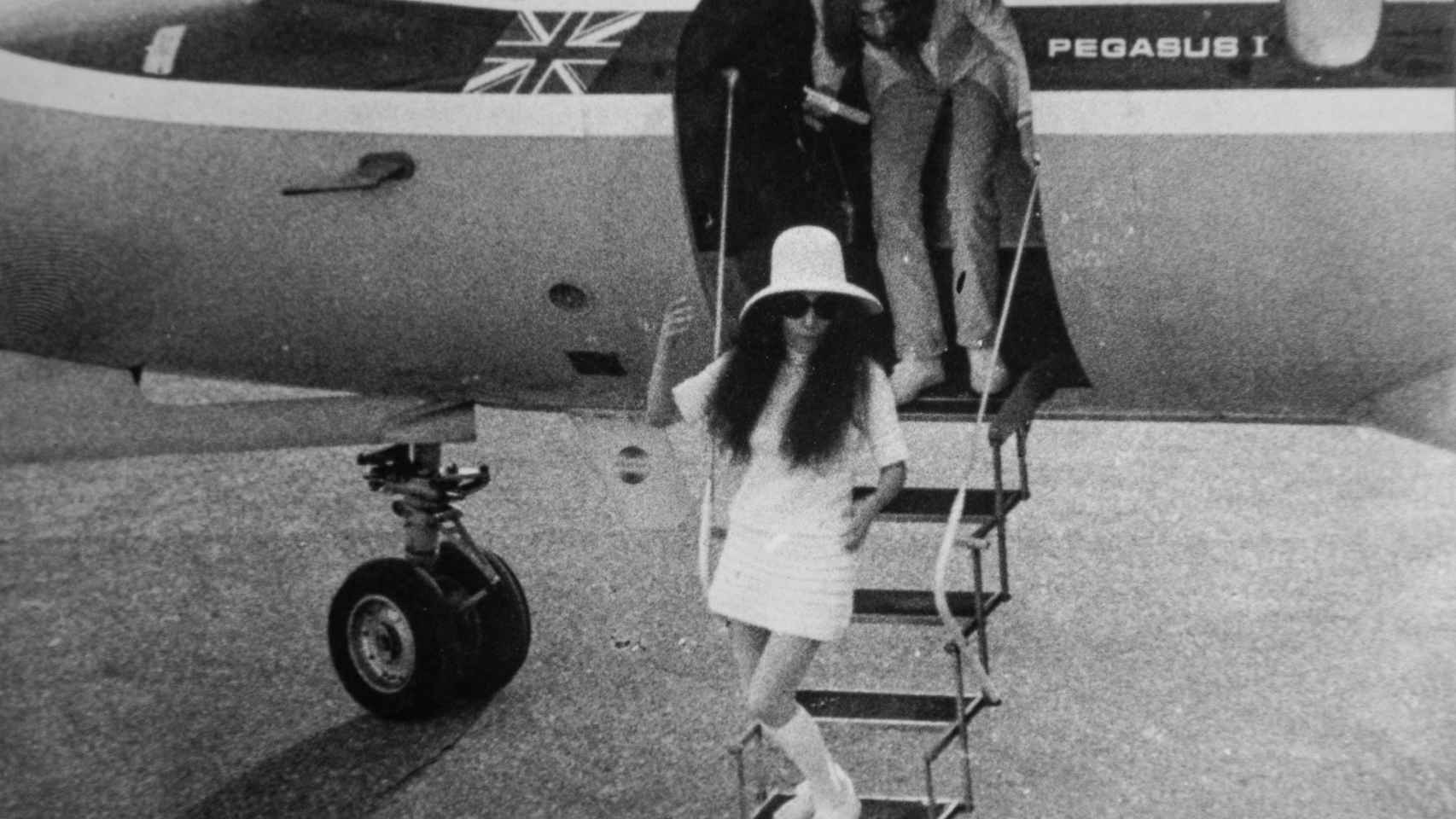 Jhon Lennon y Yoko Ono bajándose del avión tras aterrizar en Gibraltar.