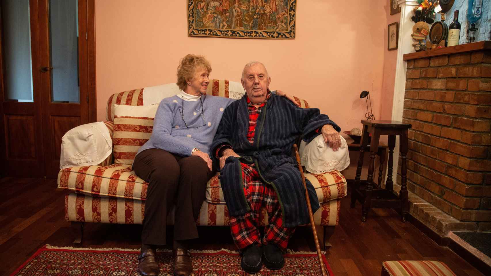 Charlie Galliano y su esposa Paula, en el salón de su casa en Gibraltar.