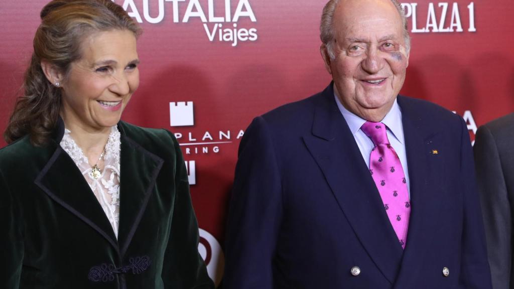 La infanta Elena junto a Juan Carlos en la plaza de toros de Las Ventas.