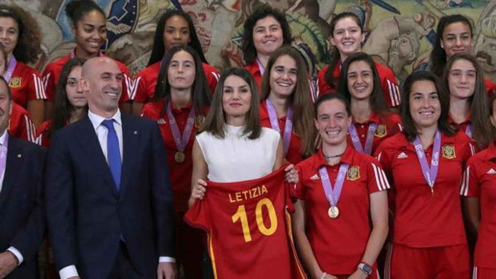 La reina Leitizia, junto a Luis Rubiales, presidente de la RFEF, con la selección Sub17 campeona del mundo