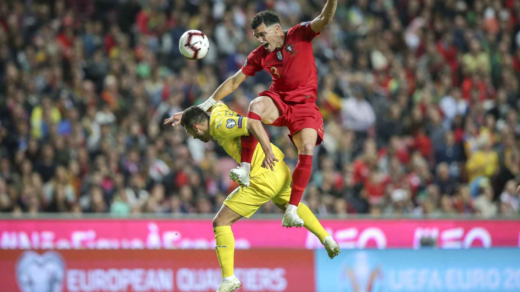 Pepe intenta despejar un balón ante el delantero ucraniano