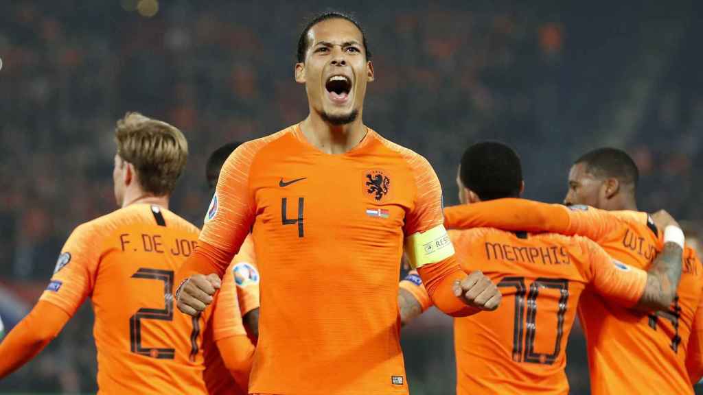 Van Dijk celebra la victoria de Holanda ante Bielorrusia