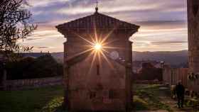 La capilla mozárabe de San Miguel de Celanova (Galicia) durante el equinoccio de primavera. EFE/Brais Lorenzo.