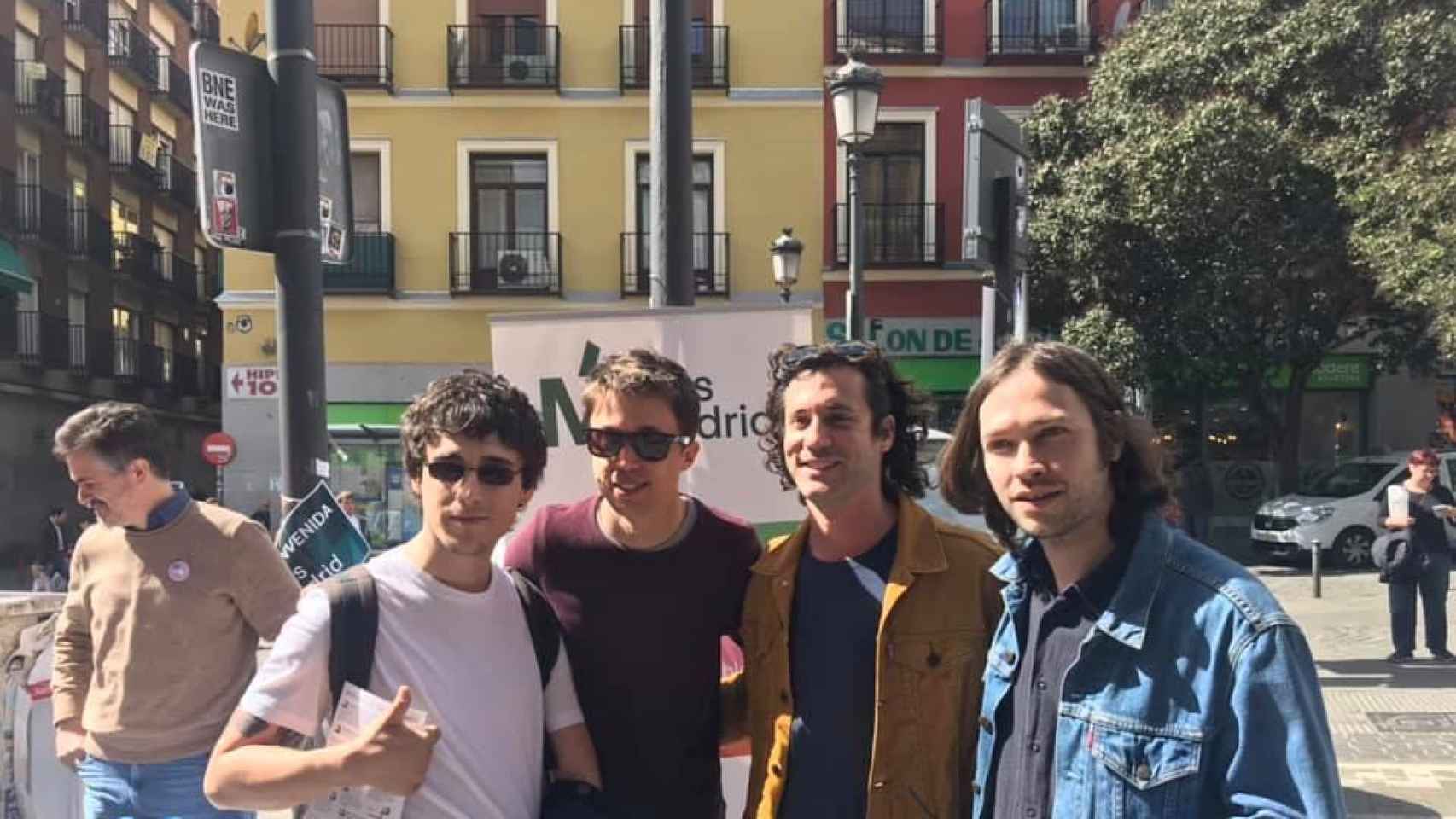 Íñigo Errejón con militantes de 'Más Madrid' en Lavapiés.