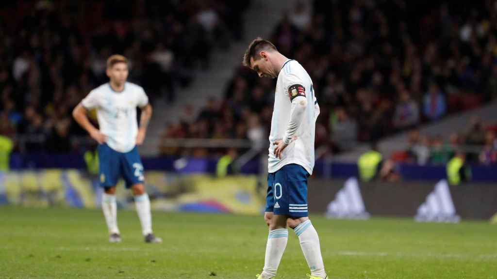 Messi se lesiona y será baja para el próximo duelo de Argentina