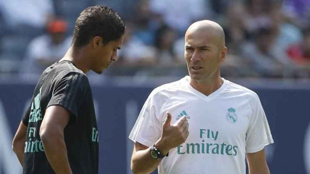 Varane y Zidane charlan durante un entrenamiento del Madrid