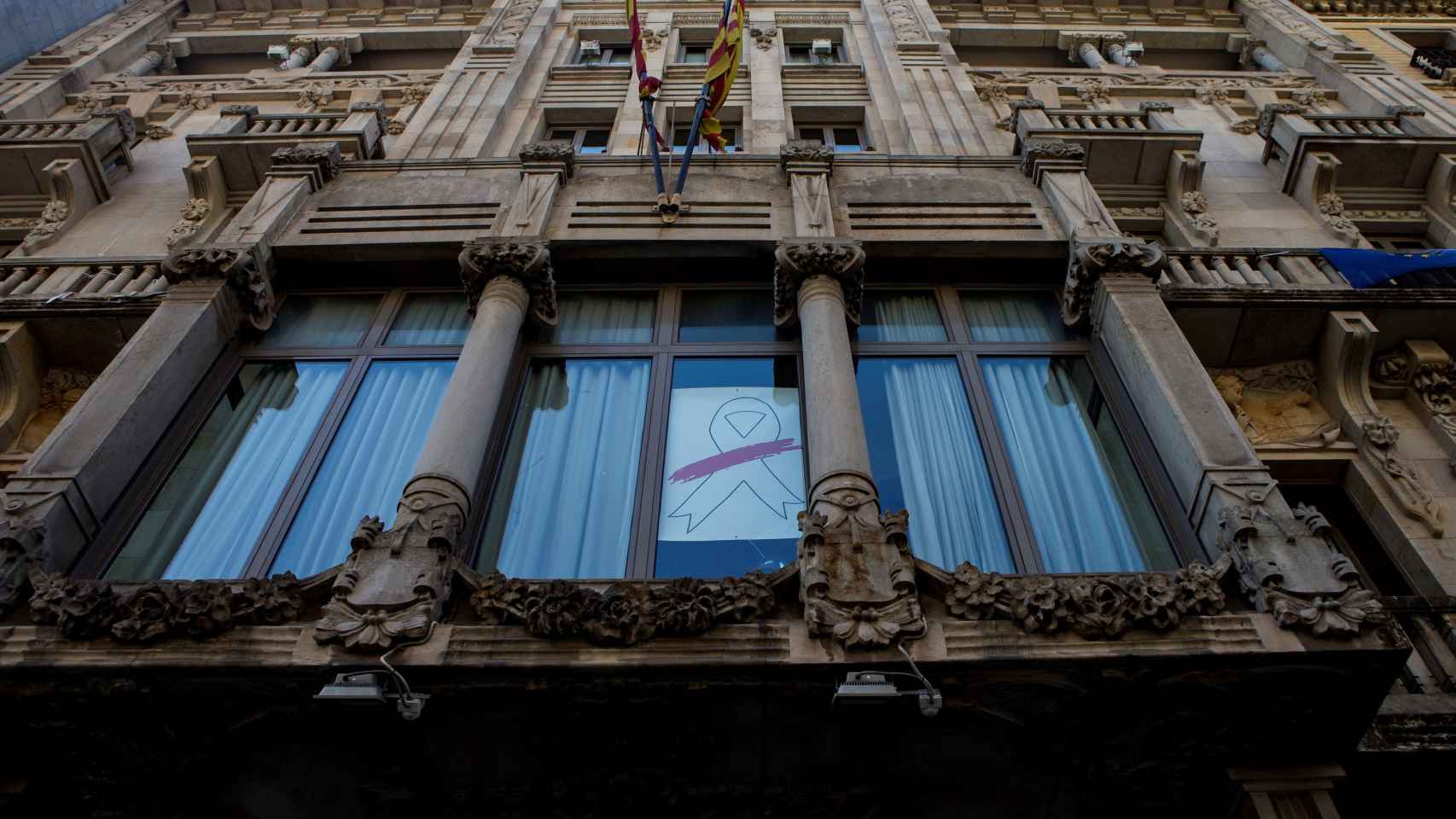 Vista de una de las ventanas de la fachada del edificio de la Consellería de Economía