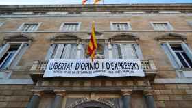 La nueva pancarta que luce en el Palau de la Generalitat.
