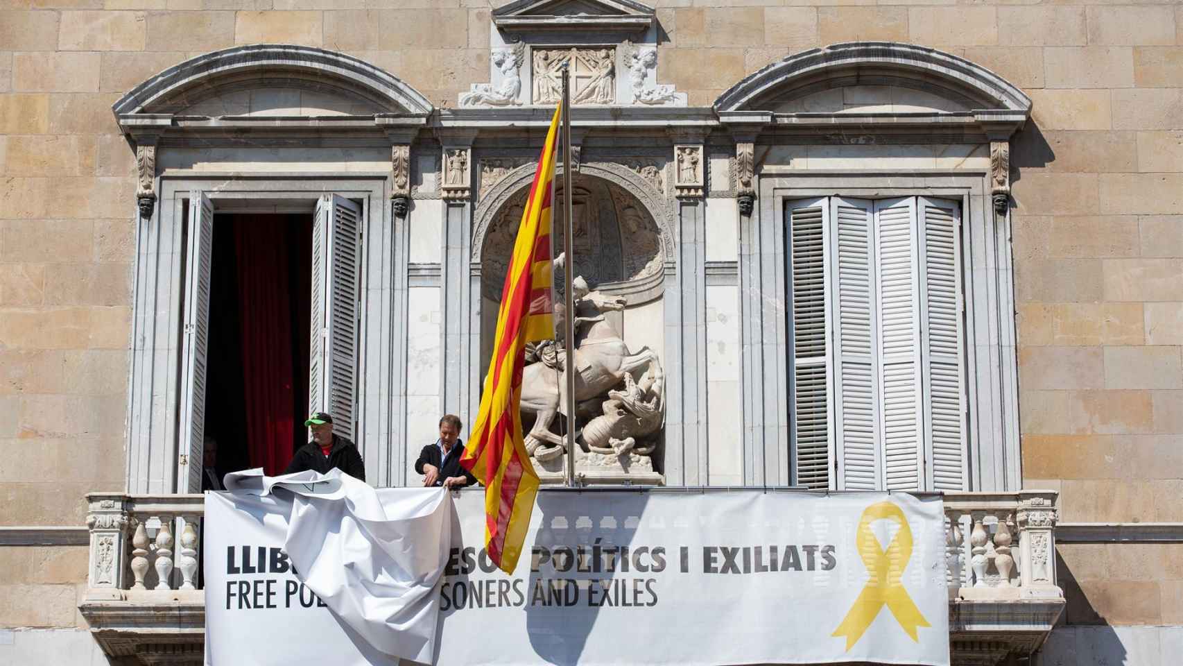 Torra retira la pancarta de los presos y el lazo amarillo del balcón de la Generalitat
