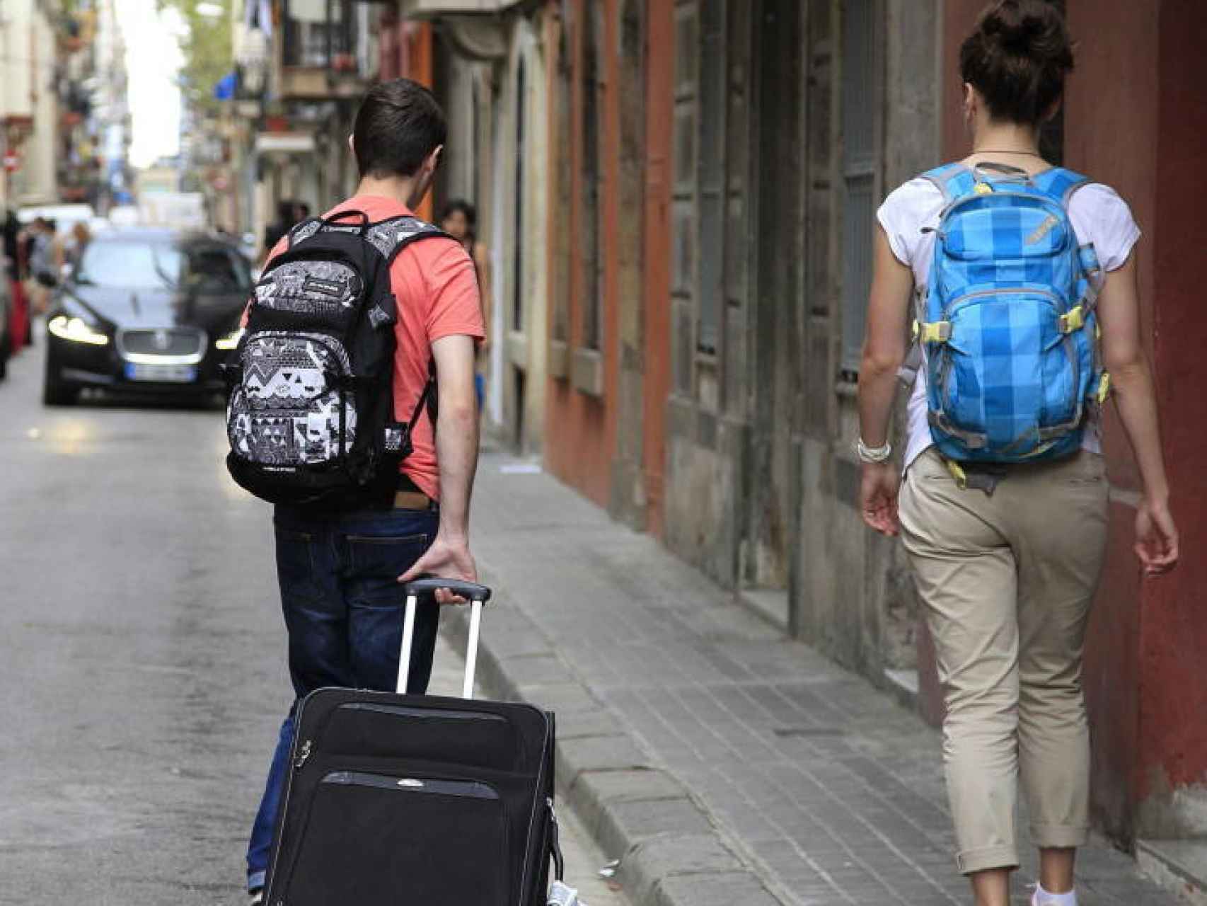 Dos turistas en las calles de Madrid en una imagen de archivo.