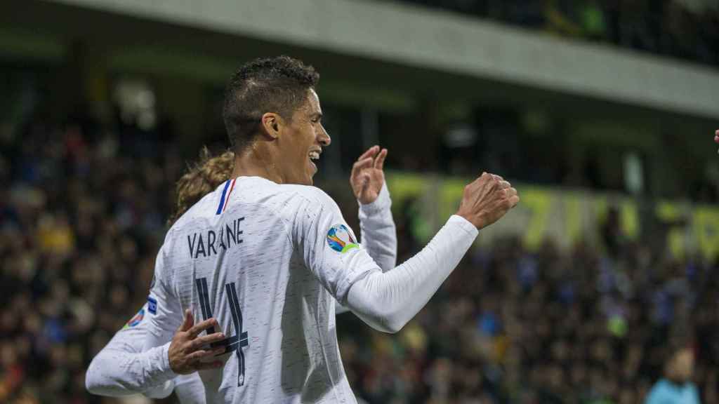 Varane celebra su gol en el Moldavia - Francia