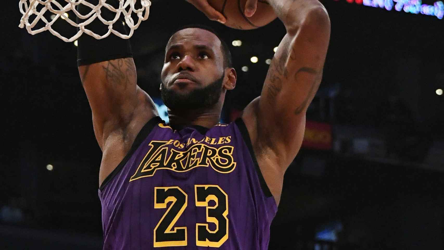 LeBron James realiza un mate ante Jared Dudley en el partido entre Los Angelea Lakers y los Brooklyn Nets de la NBA