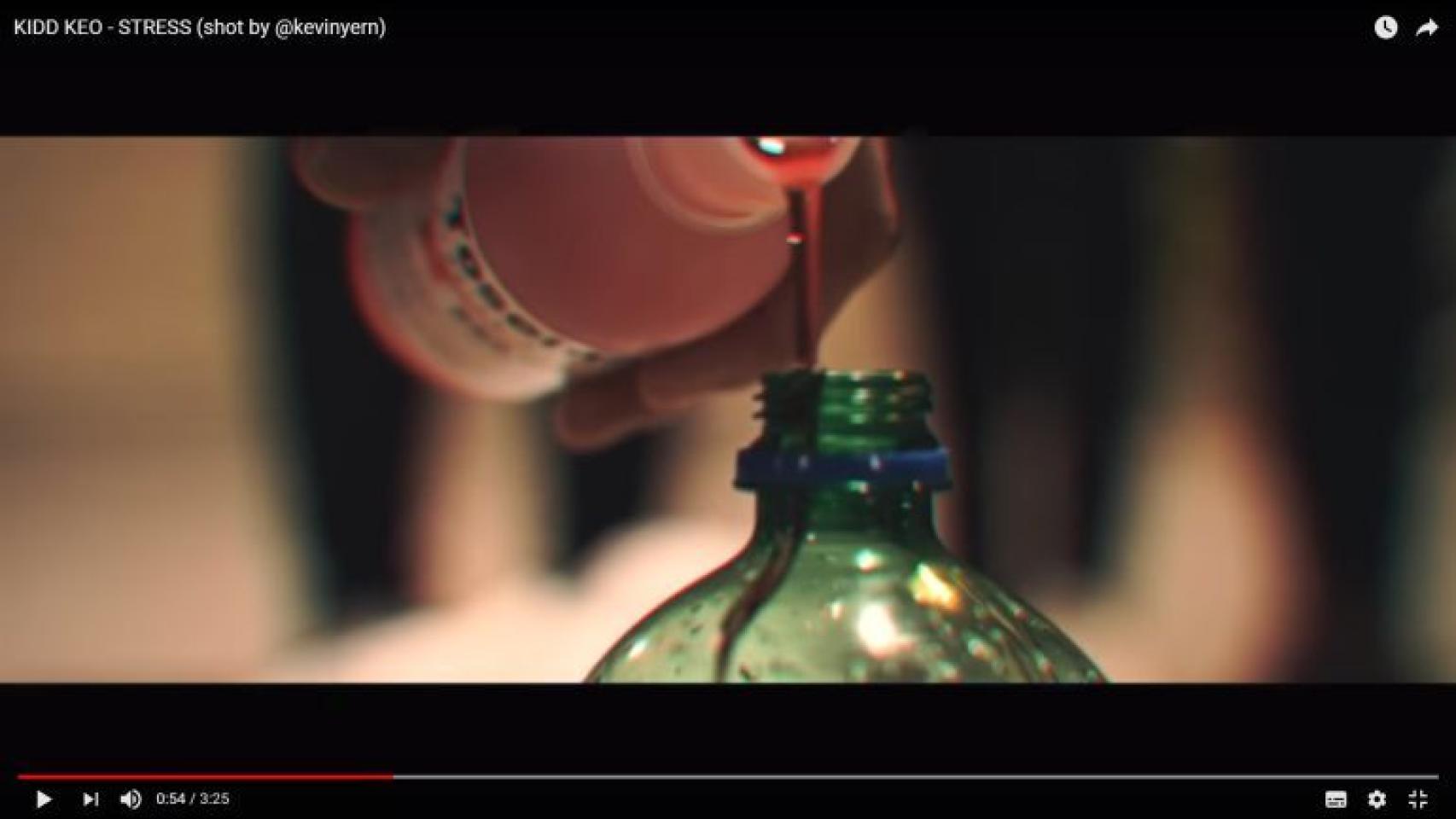 Captura de un videoclip del alicantino Kidd Keo en la que muestra cómo prepara el lean con Toseína