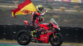 Bautista pasea la bandera de España tras ganar en el circuito tailandés de Buriram.
