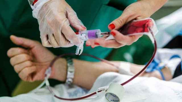 Una persona haciéndose una transfusión de sangre.