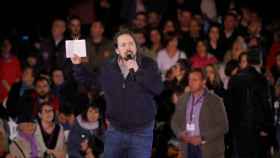 Pablo Iglesias sujeta un ejemplar de la Constitución tras su baja de paternidad en Madrid.